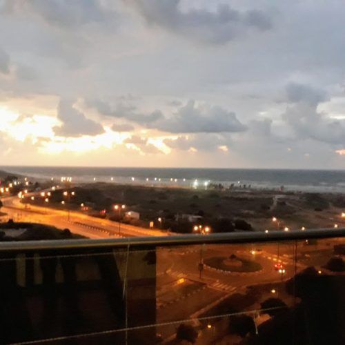 להשכרה דירה מרווחת וגדולה קו ראשון לים!